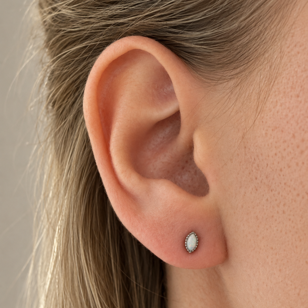 Labret de titanio con ópalo ovalado decorativo en la oreja