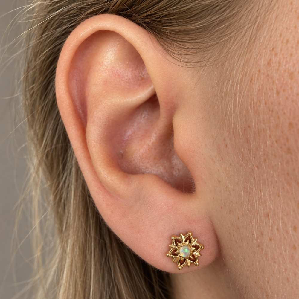 Labret de titanio con flor decorativa extendida en la oreja